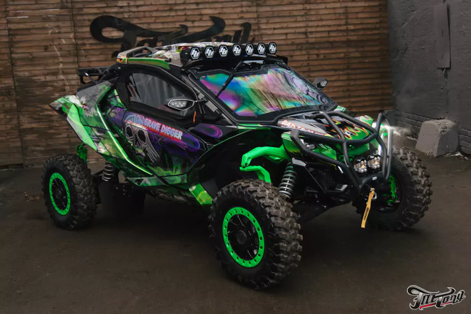 Оклеили багги BRP CAN-AM Maverick R X RS в яркую винилографию!